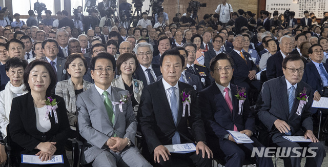 【서울=뉴시스】고승민 기자 = 제71회 제헌절을 맞은 17일 국회에서 열린 제헌절 경축식에 이해찬 더불어민주당 대표(오른쪽부터)와 황교안 자유한국당 대표, 손학규 바른미래당 대표, 정동영 민주평화당 대표, 심상정 정의당 대표가 나란히 앉아 있다. 2019.07.17.&nbsp; photo@newsis.com