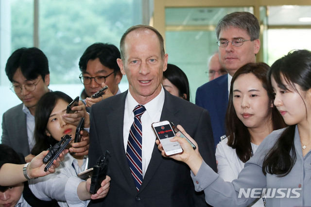 【서울=뉴시스】박미소 기자 = 데이비드 스틸웰 미국 국무부 신임 동아태차관보가 김현종 국가안보실 2차장과의 면담을 위해 17일 오전 서울 종로구 외교부로 들어서고 있다. 2019.07.17. misocamer@newsis.com