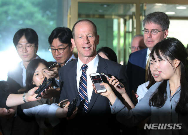 【서울=뉴시스】박미소 기자 = 데이비드 스틸웰 미국 국무부 신임 동아태차관보가 김현종 국가안보실 2차장과의 면담을 위해 17일 오전 서울 종로구 외교부로 들어서고 있다. 2019.07.17.&nbsp; misocamer@newsis.com