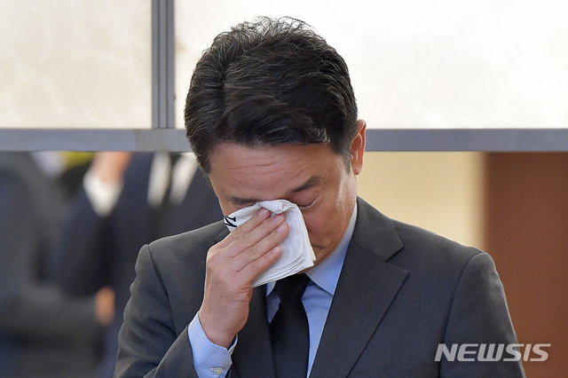 【서울=뉴시스】최동준 기자 = 남경필 전 경기지사가 17일 서울 신촌세브란스병원에 차려진 고 정두언 전 의원의 빈소를 찾아 조문하고 있다. 2019.07.17. photo@newsis.com