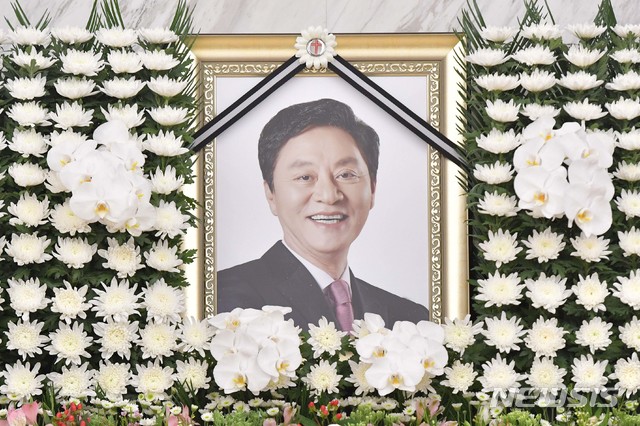 【서울=뉴시스】최동준 기자 = 17일 서울 신촌세브란스병원에 정두언 전 의원의 빈소가 차려져 있다. 2019.07.17. photo@newsis.com