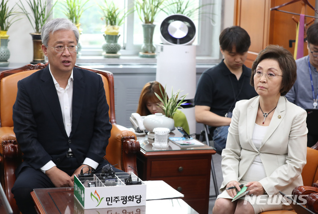 【서울=뉴시스】고승민 기자 = 대안정치연대 유성엽 대표와 장정숙 대변인. 2019.07.17.kkssmm99@newsis.com