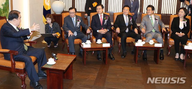 【서울=뉴시스】고승민 기자 = 문희상 국회의장이 17일 오전 국회에서 열린 제71주년 제헌절 기념식에 앞서 더불어민주당 이해찬 대표, 자유한국당 황교안 대표, 바른미래당 손학규 대표, 민주평화당 정동영 대표, 정의당 심상정 대표와 환담을 나누고 있다. 2019.07.17. photo@newsis.com