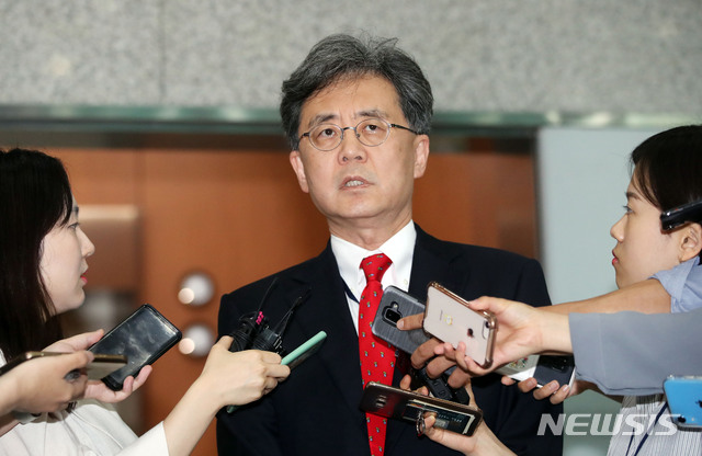 【서울=뉴시스】박미소 기자 = 김현종 국가안보실 2차장이 17일 오전 서울 종로구 외교부에서 열린 데이비드 스틸웰 미국 국무부 신임 동아태차관보와의 면담을 마친 후 취재진의 질문에 답하고 있다.2019.07.17.&nbsp; misocamer@newsis.com