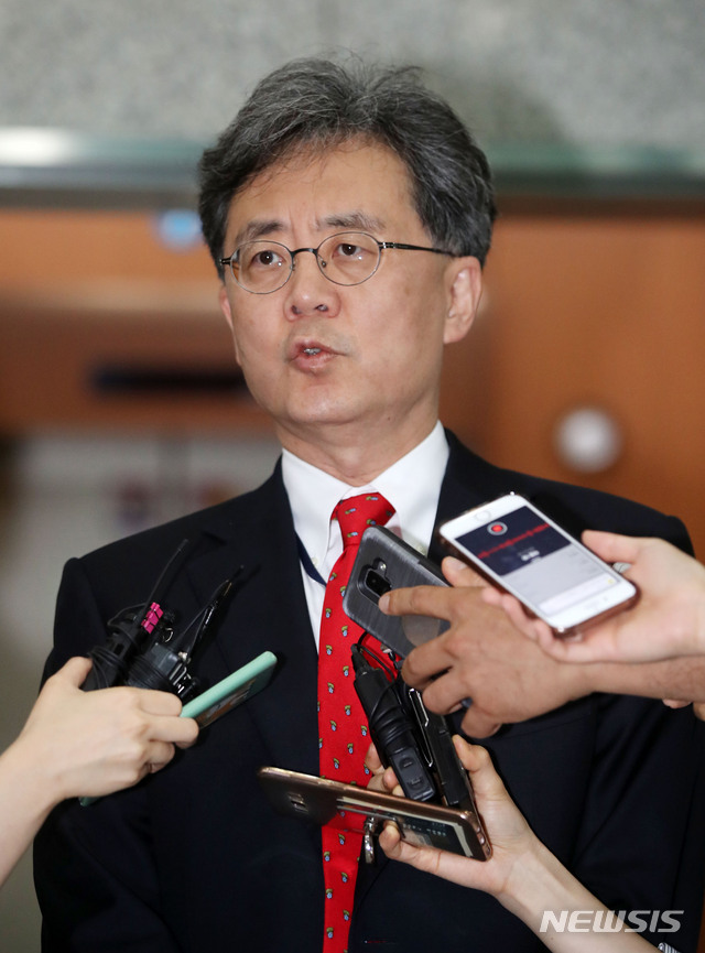 【서울=뉴시스】박미소 기자 = 김현종 국가안보실 2차장이 17일 오전 서울 종로구 외교부에서 열린 데이비드 스틸웰 미국 국무부 신임 동아태차관보와의 면담을 마친 후 취재진의 질문에 답하고 있다.2019.07.17.&nbsp; misocamer@newsis.com