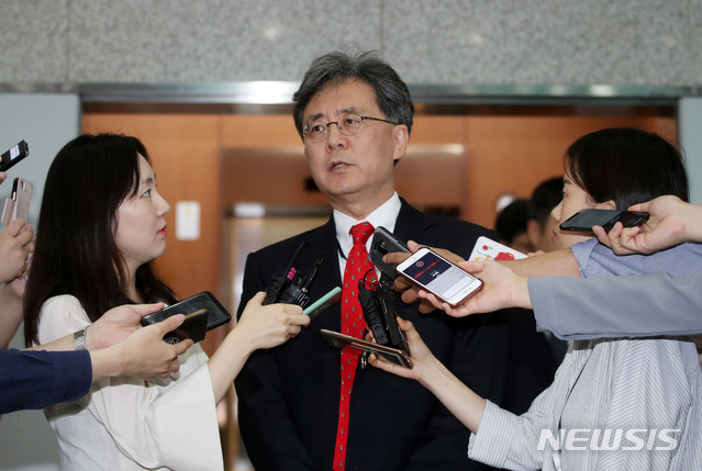 【서울=뉴시스】박미소 기자 = 김현종 국가안보실 2차장이 17일 오전 서울 종로구 외교부에서 열린 데이비드 스틸웰 미국 국무부 신임 동아태차관보와의 면담을 마친 후 취재진의 질문에 답하고 있다.2019.07.17. misocamer@newsis.com