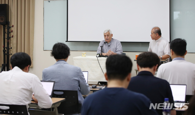 【서울=뉴시스】조수정 기자 = 예수회 총장인 아르투로 소사 아바스칼 신부가 17일 오전 서울 마포구 신수동 예수회센터에서 열린 방한 간담회에서 질문에 답하고 있다. 2019.07.17. chocrystal@newsis.com