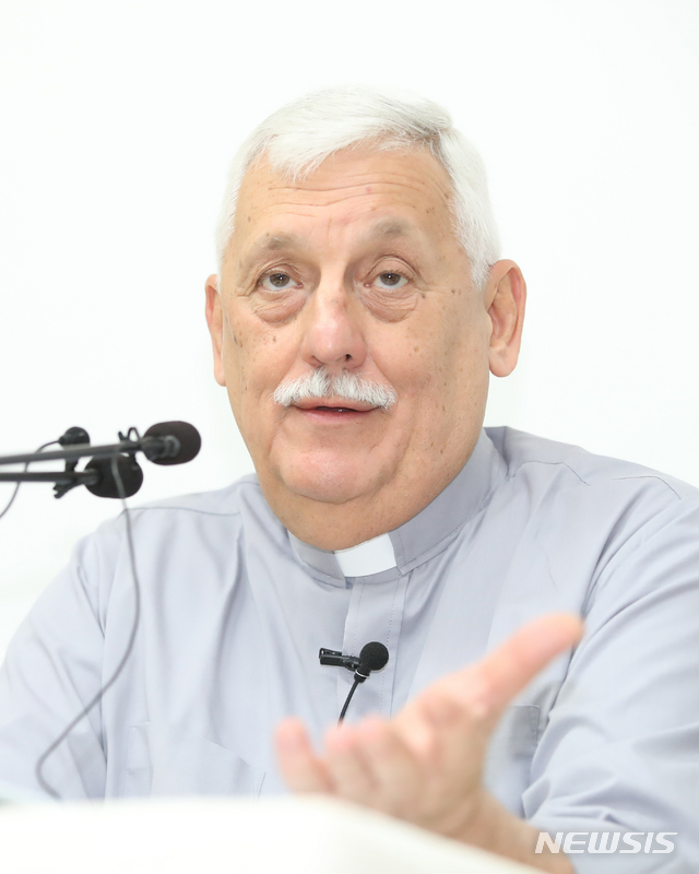 【서울=뉴시스】조수정 기자 = 예수회 총장인 아르투로 소사 아바스칼 신부가 17일 오전 서울 마포구 신수동 예수회센터에서 열린 방한 간담회에서 질문에 답하고 있다. 2019.07.17. chocrystal@newsis.com