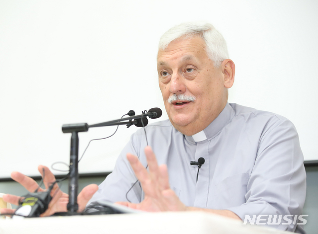 【서울=뉴시스】조수정 기자 = 예수회 총장인 아르투로 소사 아바스칼 신부가 17일 오전 서울 마포구 신수동 예수회센터에서 열린 방한 간담회에서 질문에 답하고 있다. 2019.07.17. chocrystal@newsis.com