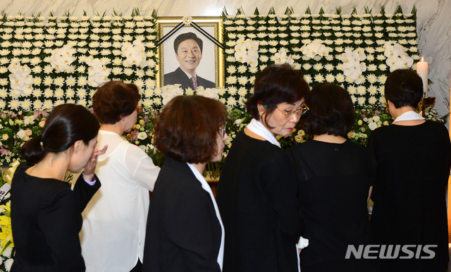 【서울=뉴시스】최동준 기자 = 고 정두언 전 국회의원의 빈소가 마련된 서울 서대문구 신촌세브란스병원 장례식장에서 고인이 다니던 교회 교인들이 조문하고 있다. 2019.07.17.&nbsp; photo@newsis.com