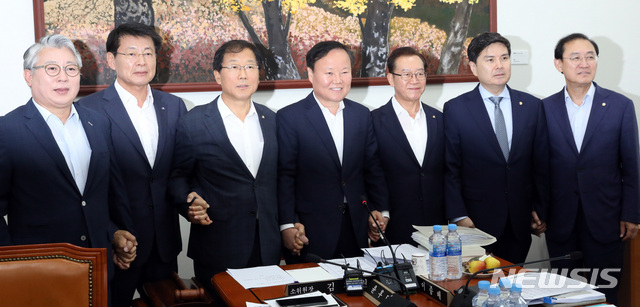 【서울=뉴시스】 박영태 기자 = 17일 오전 서울 여의도 국회에서 열린 예산결산특별위원회의 제1차 추가경정예산안 등 조정 소위원회에서 김재원 위원장과 여야 간사 및 위원들이 손을 잡고 기념촬영을 하고 있다. 왼쪽부터 더불어민주당 조응천, 서삼석 의원, 윤후덕 더불어민주당 간사, 김재원 위원장, 이종배 자유한국당 간사, 지상욱 바른미래당 간사, 정유섭 자유한국당 의원. 2019.07.17.since1999@newsis.com