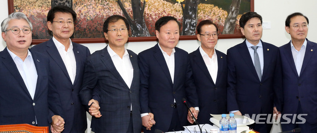 【서울=뉴시스】 박영태 기자 = 17일 오전 서울 여의도 국회에서 열린 예산결산특별위원회의 제1차 추가경정예산안 등 조정 소위원회에서 김재원 위원장과 여야 간사 및 위원들이 손을 잡고 기념촬영을 하고 있다. 왼쪽부터 더불어민주당 조응천, 서삼석 의원, 윤후덕 더불어민주당 간사, 김재원 위원장, 이종배 자유한국당 간사, 지상욱 바른미래당 간사, 정유섭 자유한국당 의원. 2019.07.17.since1999@newsis.com
