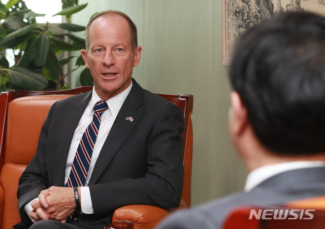 【서울=뉴시스】박미소 기자 = 데이비드 스틸웰 신임 미국 국무부 동아시아·태평양 담당 차관보가 17일 오전 서울 종로구 외교부 청사를 방문해 이도훈 한반도평화교섭본부장과의 면담을 하고 있다.2019.07.17.&nbsp; photo@newsis.com