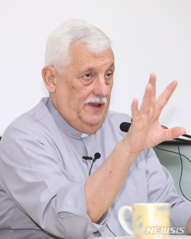 【서울=뉴시스】조수정 기자 = 예수회 총장인 아르투로 소사 아바스칼 신부가 17일 오전 서울 마포구 신수동 예수회센터에서 열린 방한 간담회에서 질문에 답하고 있다. 2019.07.17. chocrystal@newsis.com