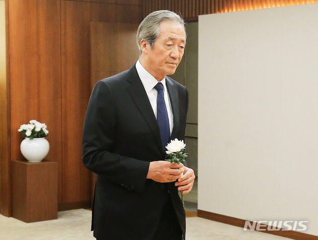 【서울=뉴시스】최동준 기자 = 정몽준 아산재단 이사장이 17일 오전 서울 서대문구 신촌세브란스병원에 차려진 고 정두언 전 의원의 빈소를 찾아 조문을 하고 있다. 2019.07.17.&nbsp; photo@newsis.com