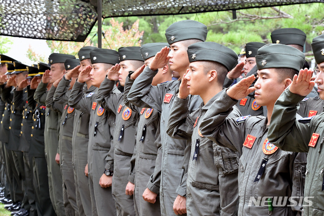 【포항=뉴시스】우종록 기자 = 17일 오전 경북 포항시 남구 오천읍 해병대 1사단 마린온 순직 장병 위령탑에서 열린 ‘마린온 순직자 1주기 추모행사’에서 장병들이 경례하고 있다. 2019.07.17.wjr@newsis.com