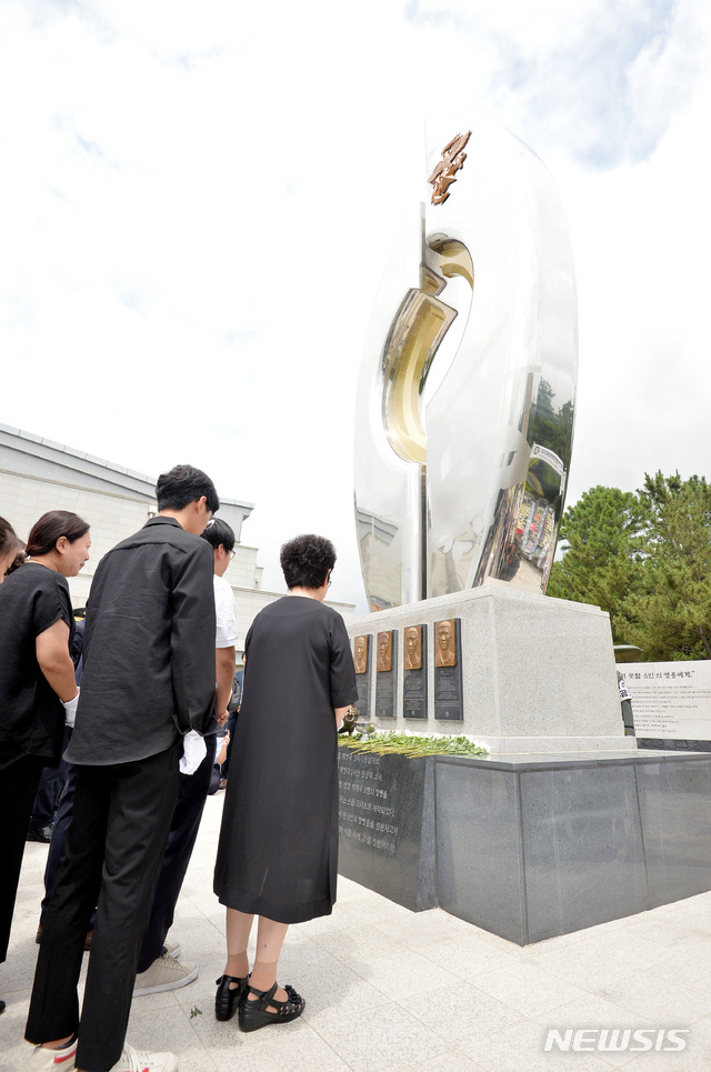 【포항=뉴시스】우종록 기자 = 17일 오전 경북 포항시 남구 오천읍 해병대 1사단 마린온 순직 장병 위령탑에서 열린 ‘마린온 순직자 1주기 추모행사’에서 헌화를 마친 유가족이 묵념을 하고 있다. 2019.07.17.wjr@newsis.com