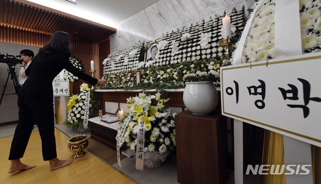 【서울=뉴시스】최동준 기자 = 17일 서울 신촌세브란스병원에 마련된 고 정두언 전 의원의 빈소에서 조문객들이 조문하고 있다. 2019.07.17. photo@newsis.com