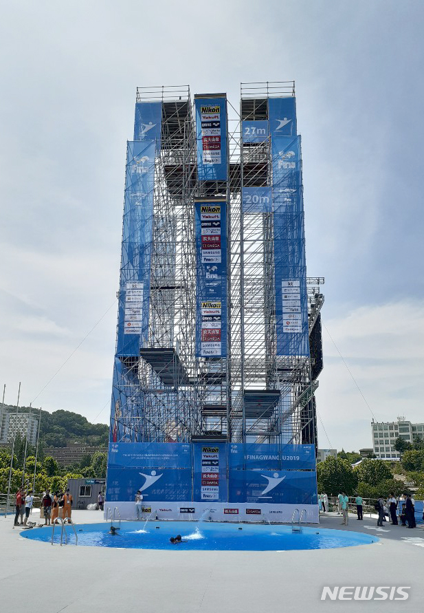 【광주=뉴시스】신대희 기자 = 17일 광주 조선대학교 세계수영선수권대회 하이다이빙 경기장에서 광주시소방본부 구조대원들이 수난 인명 구조 훈련을 벌이고 있다. 2019.07.17. (사진 = 독자 제공) photo@newsis.com
