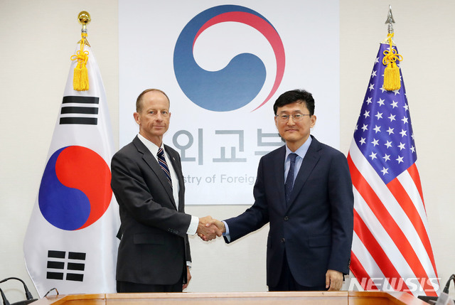 【서울=뉴시스】박미소 기자 = 윤순구 외교부 차관보와 데이비드 스틸웰 신임 미국 국무부 동아시아·태평양 담당 차관보가 17일 오후 서울 종로구 외교부에서 회담을 하기 전 악수를 하고 있다. 2019.07.17. photo@newsis.com