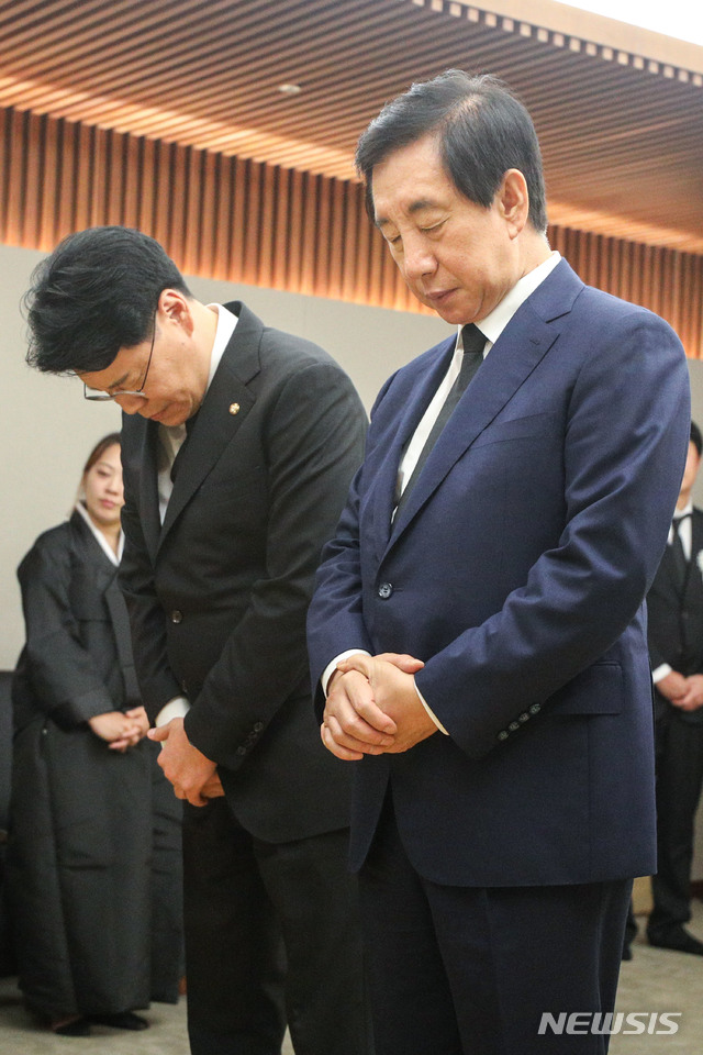 【서울=뉴시스】최동준 기자 = 자유한국당 장제원, 김성태 의원이 17일 오후 서울 서대문구 신촌세브란스병원에 차려진 고 정두언 전 의원의 빈소를 찾아 조문을 하고 있다. 2019.07.17.&nbsp; photo@newsis.com