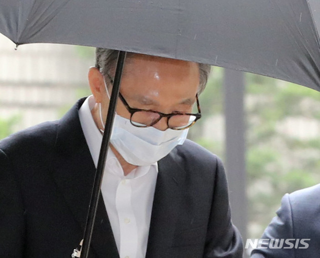[서울=뉴시스] 전진환 기자 = 이명박 전 대통령이 지난 2019년 7월17일 오후 서울 서초구 서울고등법원에서 열리는 다스 비자금 횡령 및 삼성 뇌물 혐의 항소심 공판에 출석하고 있다. 2019.07.17. amin2@newsis.com