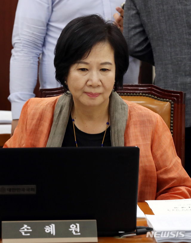 【서울=뉴시스】 박영태 기자 = 17일 오후 서울 여의도 국회에서 열린 보건복지위원회 전체회의에 손혜원 의원이 참석하고 있다. 2019.07.17. since1999@newsis.com