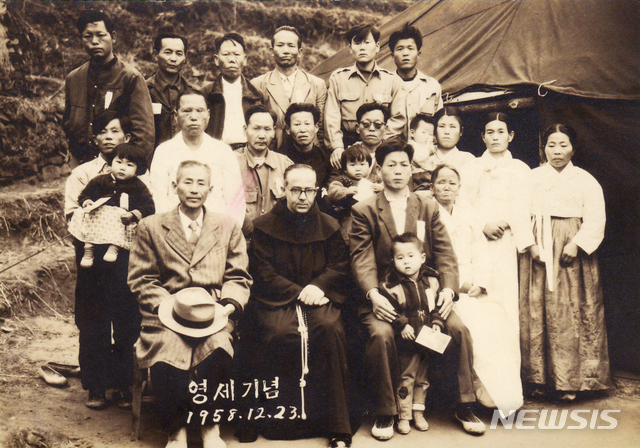 1958년 구생원에서 19명의 신자들이 첫번째 세례를 받고난 뒤 성심원 설립자인 주 꼰스탄시오(맨 앞줄 왼쪽 두번째) 신부와 기념촬영 하고 있다. 