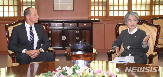 【서울=뉴시스】박미소 기자 = 강경화 장관이 17일 오후 서울 종로구 외교부 양자회의실에서 열린 데이비드 스틸웰 미국 국무부 신임 동아태차관보와의 면담에서 모두발언을 하고 있다. 2019.07.17. photo@newsis.com