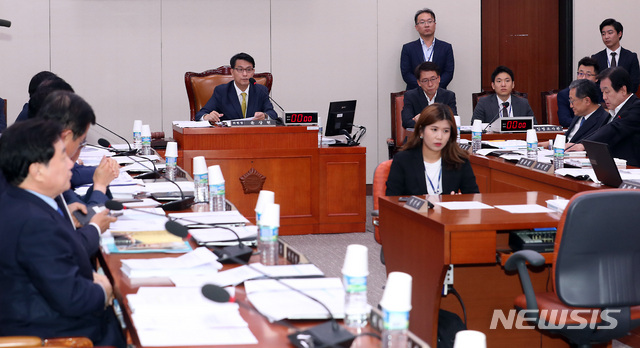 【서울=뉴시스】이종철 기자 = 17일 서울 여의도 국회에서 열린 외교통일위원회 전체회의 '사할린 한인 국내유족에 대한 지원 등 관련 법안에 대한 공청회'에서 윤상현 위원장이 회의를 주재하고 있다. 2019.07.17. jc4321@newsis.com