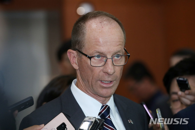 【서울=뉴시스】박미소 기자 = 데이비드 스틸웰 미국 국무부 신임 동아태차관보가 17일 오후 서울 종로구 외교부 양자회의실에서 열린 강경화 장관과의 면담을 마친 후 취재진의 질문에 답변하고 있다. 2019.07.17.  misocamera@newsis.com 