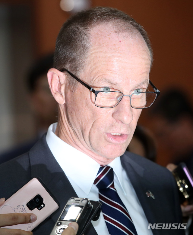 【서울=뉴시스】박미소 기자 = 데이비드 스틸웰 미국 국무부 신임 동아태차관보가 17일 오후 서울 종로구 외교부 양자회의실에서 열린 강경화 장관과의 면담을 마친 후 취재진의 질문에 답하고 있다.2019.07.17.&nbsp; misocamera@newsis.com 