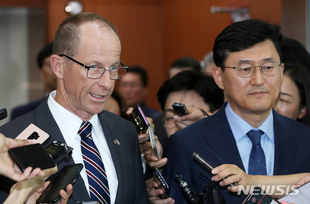 【서울=뉴시스】박미소 기자 = 데이비드 스틸웰 미국 국무부 신임 동아태차관보가 17일 오후 서울 종로구 외교부 양자회의실에서 열린 강경화 장관과의 면담을 마친 후 외교부를 나서고 있다. 2019.07.17.&nbsp; misocamera@newsis.com