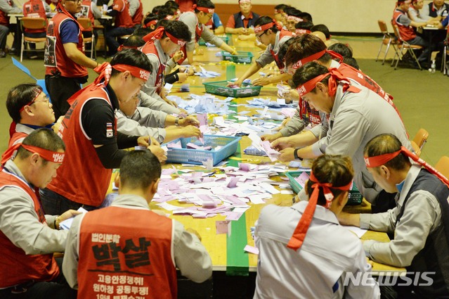 【울산=뉴시스】배병수 기자 = 현대중공업 노조가 올해 임금협상 난항을 이유로 파업 찬반투표를 실시한 가운데 17일 오후 울산 본사 사내체육관에서 개표작업이 진행되고 있다. 2019.07.17. bbs@newsis.com