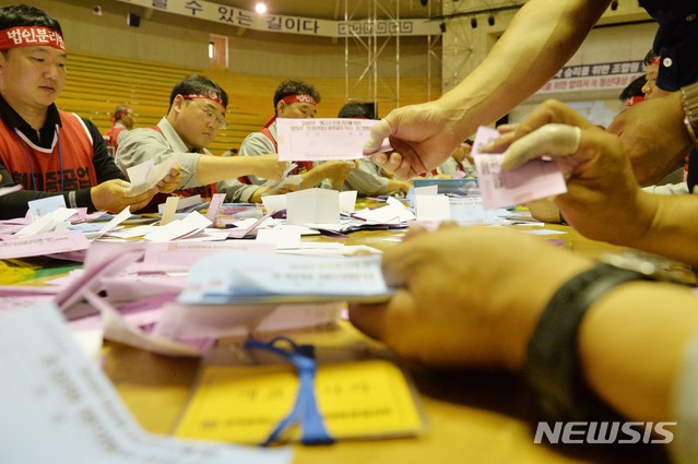 【울산=뉴시스】배병수 기자 = 현대중공업 노조가 올해 임금협상 난항을 이유로 파업 찬반투표를 실시한 가운데 17일 오후 울산 본사 사내체육관에서 개표작업이 진행되고 있다. 2019.07.17. bbs@newsis.com