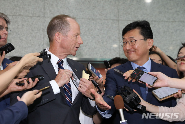 【서울=뉴시스】박미소 기자 = 데이비드 스틸웰(왼쪽) 미국 국무부 신임 동아태차관보가 17일 오후 서울 종로구 외교부 양자회의실에서 열린 강경화 장관과의 면담을 마친 후 윤순구 외교부 차관보와 함께 외교부를 나서고 있다. 2019.07.17. misocamera@newsis.com