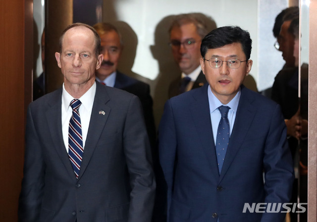 【서울=뉴시스】박미소 기자 = 데이비드 스틸웰(왼쪽) 미국 국무부 신임 동아태차관보가 17일 오후 서울 종로구 외교부 양자회의실에서 열린 강경화 장관과의 면담을 마친 후 윤순구 외교부 차관보와 함께 외교부를 나서고 있다. 2019.07.17.&nbsp; misocamera@newsis.com