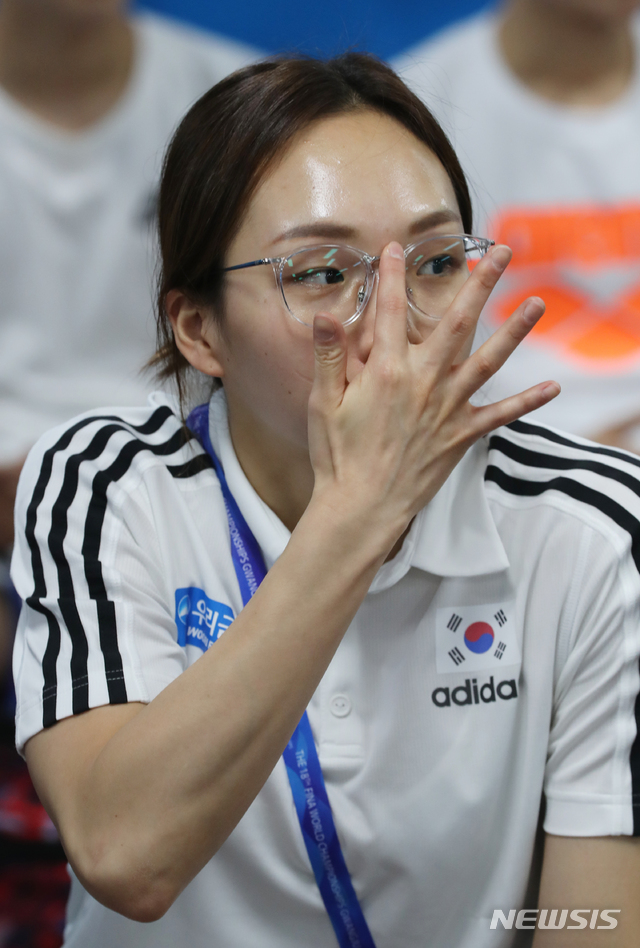 【광주=뉴시스】 고범준 기자 = 한국 경영 국가대표 김서영이 17일 오후 광주 광산구 2019광주세계수영선수권대회 선수촌 아파트에 도착해 안경을 고쳐쓰고 있다. 2019.07.17. bjko@newsis.com