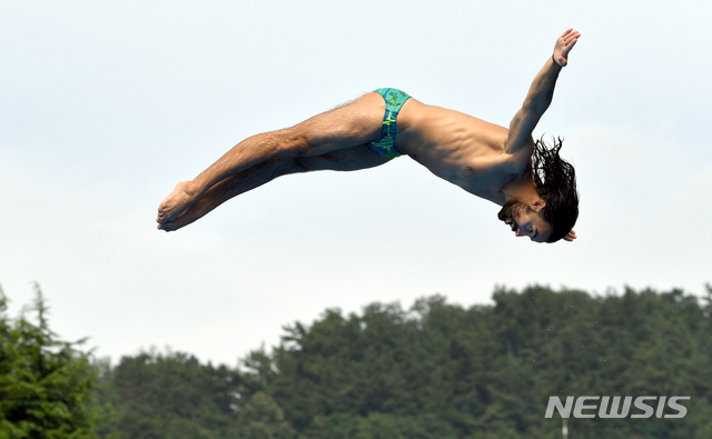 【광주=뉴시스】류형근 기자 = 2019광주FINA세계수영선수권대회 개막 6일째인 17일 오후 광주 동구 조선대학교 운동장에 설치된 하이다이빙 경기장에서 출전 선수가 훈련을 하고 있다. 2019.07.17. hgryu77@newsis.com