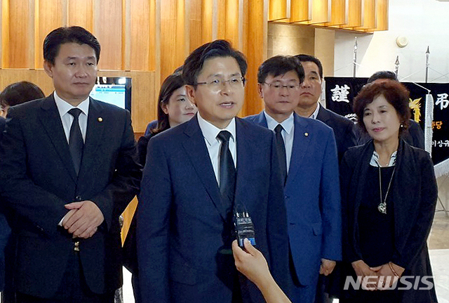 【서울=뉴시스】유자비 기자 = 자유한국당 황교안 대표가 17일 오후 서울 서대문구 신촌세브란스병원에 차려진 고 정두언 전 의원의 빈소를 찾아 조문한 뒤 취재진의 질문에 답변하고 있다. 2019.07.17. jabiu@newsis.com