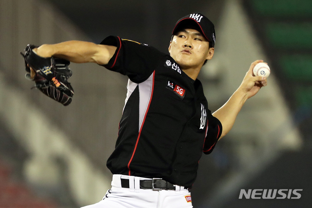 【서울=뉴시스】이윤청 기자 = 17일 오후 서울 송파구 잠실야구장에서 열린 2019 KBO리그 두산 베어스와 KT 위즈의 경기, 8회말 무사 주자없는 상황 KT 교체투수 정성곤이 역투하고 있다. 2019.07.17. radiohead@newsis.com