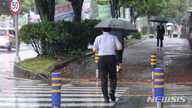 【제주=뉴시스】강경태 기자 = 제주지역에 호우 특보가 발령된 18일 오전 제주시 연동 신제주로터리 인근에서 출근길에 장맛비가 쏟아지자 시민들이 발길을 재촉하고 있다. 2019.07.18.&nbsp; ktk2807@newsis.com 