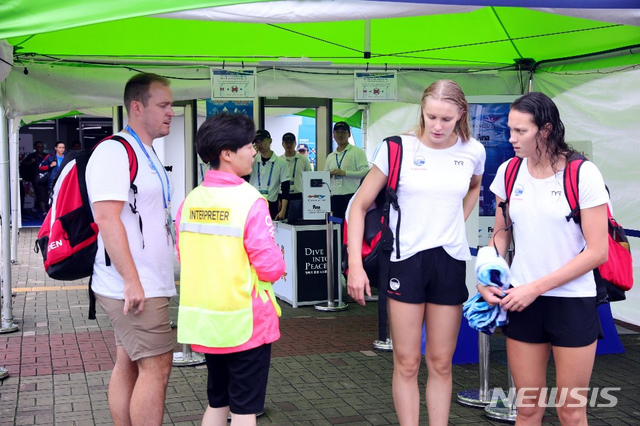 【광주=뉴시스】광주세계수영선수권대회 자원봉사자가 18일 남부대 주경기장에서 외국 선수들에게 통역 서비스를 하고 있다. 2019.07.18 (사진=조직위 제공)mdhnews@newsis.com