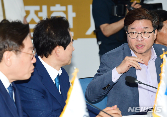 【수원=뉴시스】김경호 기자= 염태영(맨 오른쪽, 수원시장) 경기도시장군수협의회장이 18일 용인 시민체육공원에서 열린 정책협력위원회에서 이재명(맨 왼쪽) 경기도지사에게 재정 분권 실현에 대해 건의하고 있다. 2019.07.18(사진= 수원시 제공)photo@newsis.com 