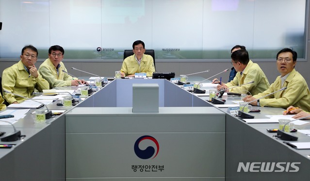 【세종=뉴시스】진영 행정안전부 장관이 18일 오후 서울 세종대로 중앙재난안전상황실에서 제5호 태풍 '다나스'(DANAS) 대비 긴급대책회의를 주재하고 있다. 2019.07.18. (사진= 행정안전부 제공)