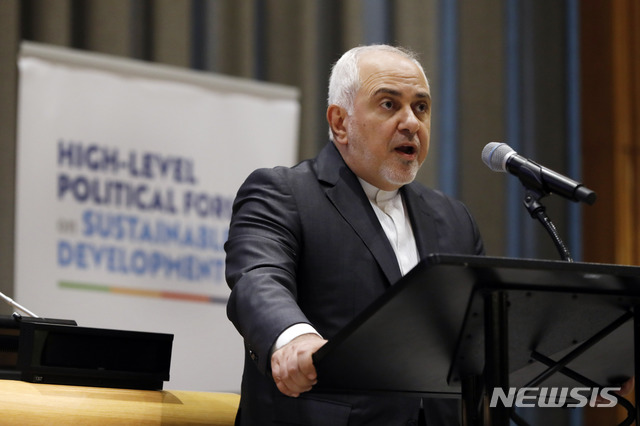 【유엔본부=AP/뉴시스】모함마드 자바드 자리프 이란 외무장관이 17일(현지시간) 유엔본부에서 열린 지속가능한 개발 포럼에서 연설하고 있다. 자리프 장관은 이날 이란에 대한 미국의 경제제재는 불법적인 정치 목표 달성을 위해 무고한 민간인들을 겨냥한 경제테러라고 비난했다. 2019.7.18