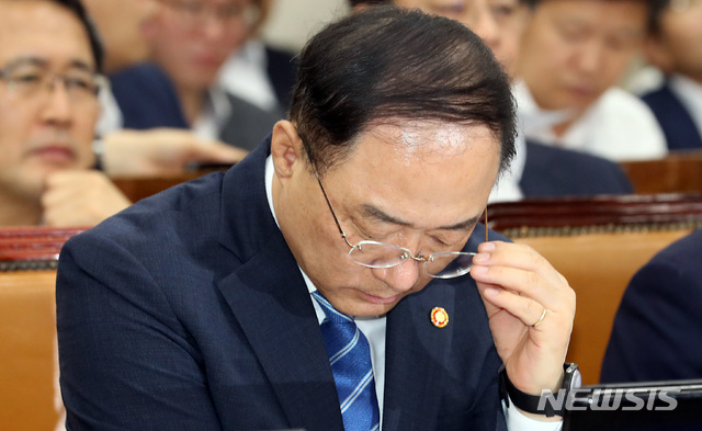 【서울=뉴시스】이종철 기자&nbsp; = 18일 서울 여의도 국회에서 열린 기획재정위원회 전체회의에 출석한 홍남기 경제부총리겸 기획재정부 장관이 심각한 표정을 하고 있다. 2019.07.18.&nbsp;&nbsp; jc4321@newsis.com