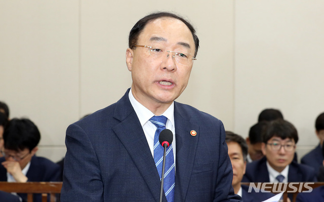 【서울=뉴시스】이종철 기자&nbsp; = 18일 서울 여의도 국회에서 열린 기획재정위원회 전체회의에 출석한 홍남기 경제부총리겸 기획재정부 장관이 보고를 하고 있다. 2019.07.18. jc4321@newsis.com