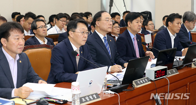 【서울=뉴시스】이종철 기자 = 18일 서울 여의도 국회에서 열린 기획재정위원회 전체회의에 출석한 홍남기 경제부총리겸 기획재정부 장관(왼쪽에서 세번째)을 비롯한 참석자들이 의견을 듣고 있다. 2019.07.18. jc4321@newsis.com