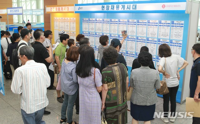 【서울=뉴시스】18일 경기도 용인시청 1층 로비에서 열린 ‘롯데몰 수지 채용 박람회’에서 구직 희망자들이 뜨거운 관심을 보이고 있다. 이날 채용박람회에는 롯데마트, 롯데시네마 등 롯데 계열사는 물론 쇼핑몰 입점 파트너사 등 총 40여곳이 참여했다. 2019.07.18. (사진=롯데자산개발 제공) photo@newsis.com